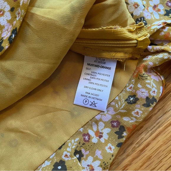 ASTR the label Ruched Puff Sleeve Sweetheart Ditsy Daisy Floral Top Size small - Picture 6 of 7